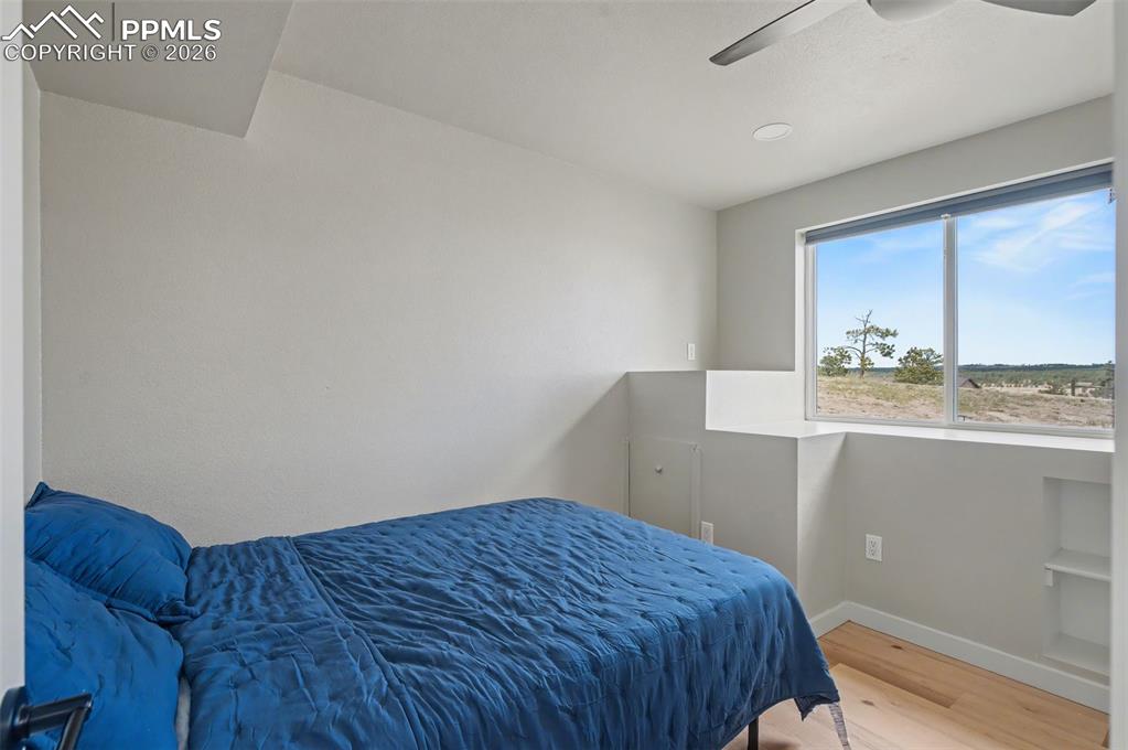 Image 26 of 44: Bedroom