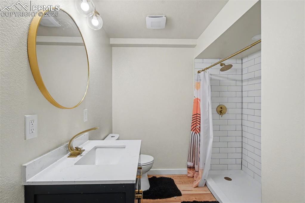 Image 27 of 44: Bathroom