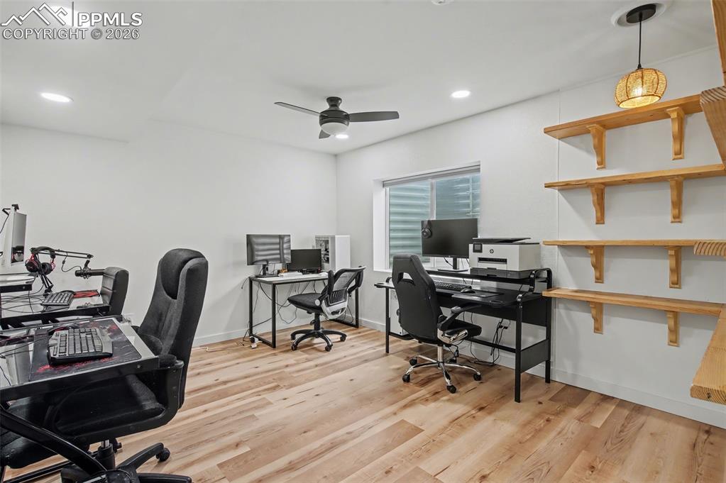 Image 28 of 44: Office