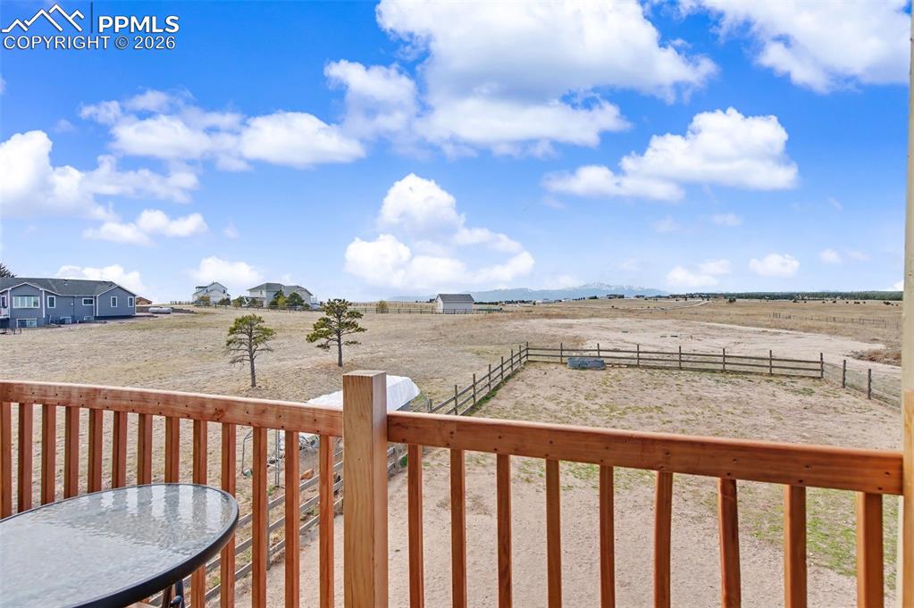 Image 30 of 44: Yard