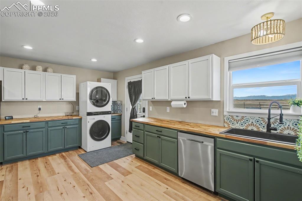 Image 9 of 44: Kitchen