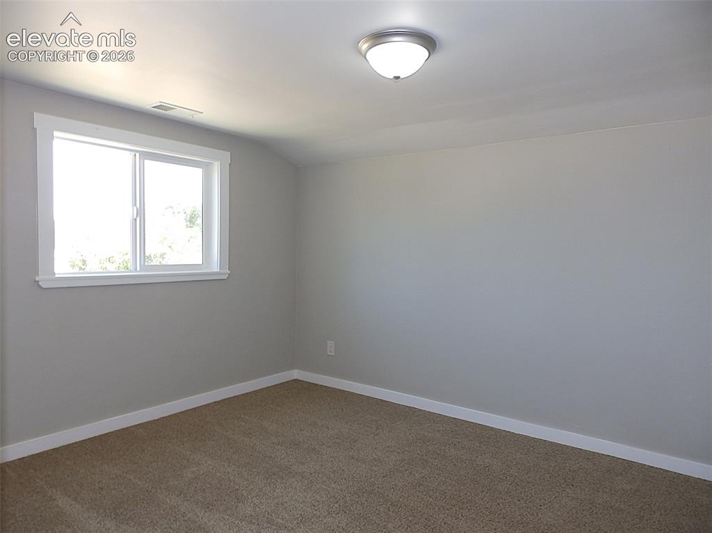 Image 14 of 17: Bedroom