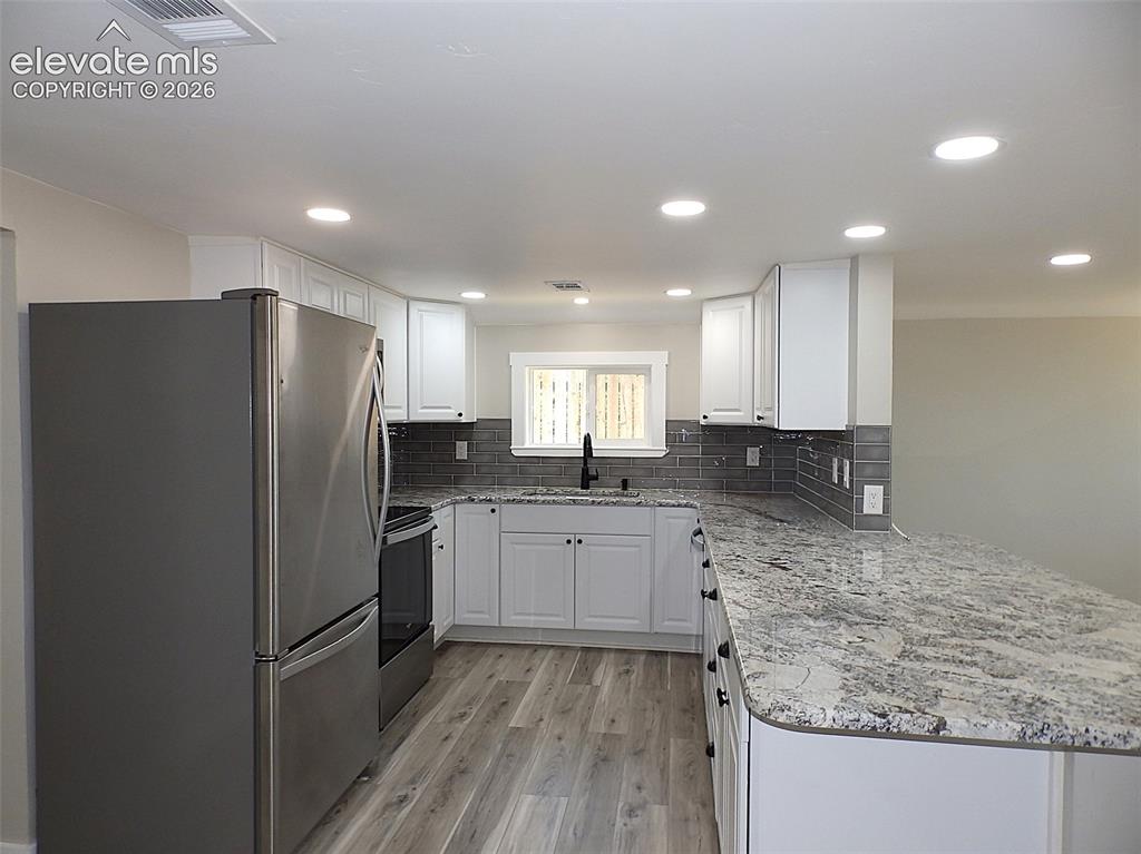 Image 6 of 17: Kitchen