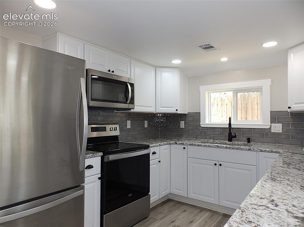 Image 7 of 17: Kitchen