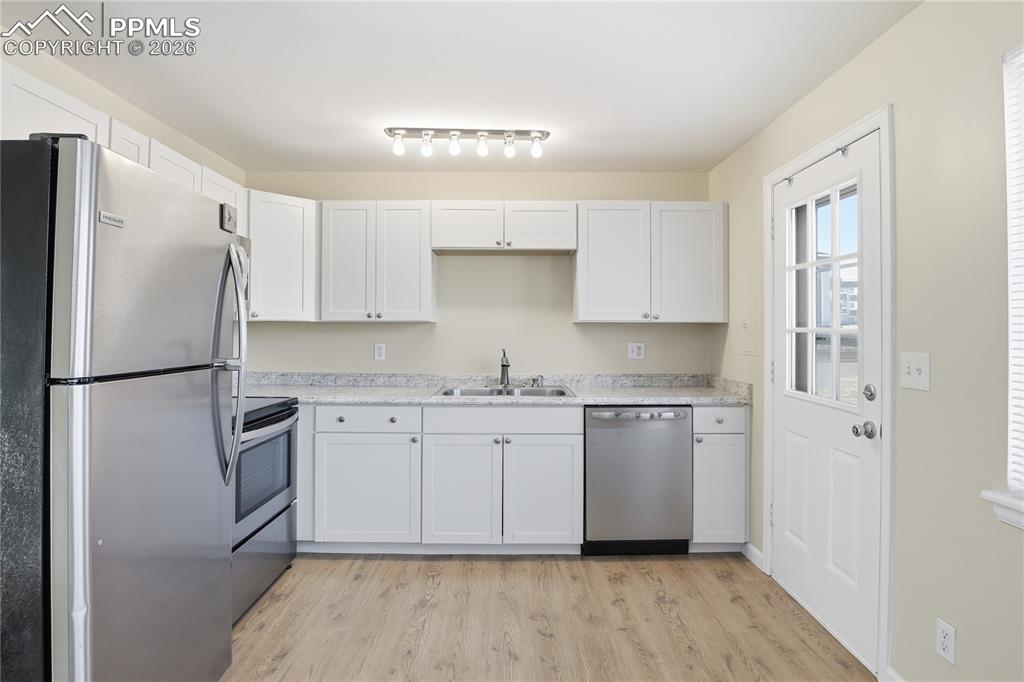 Image 15 of 21: Kitchen