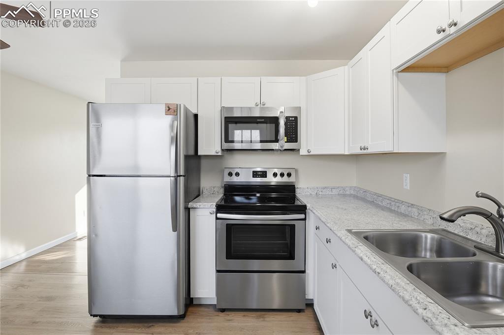 Image 16 of 21: Kitchen