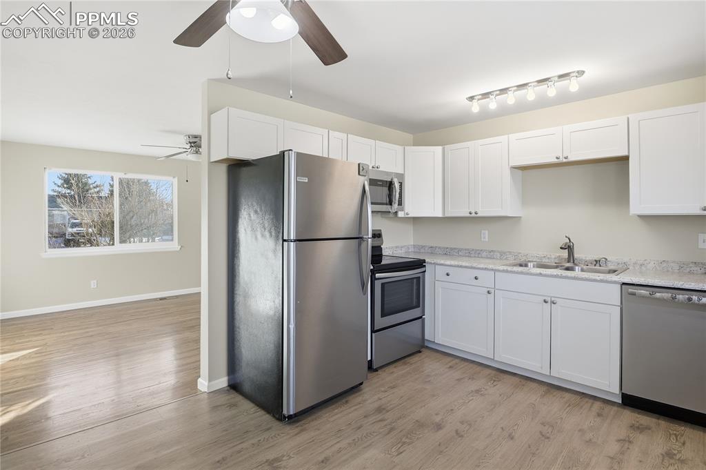 Image 18 of 21: Kitchen