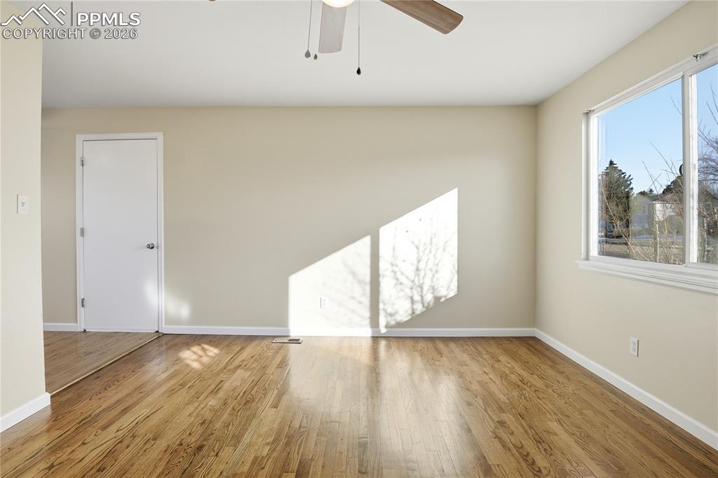 Image 3 of 21: Living Room