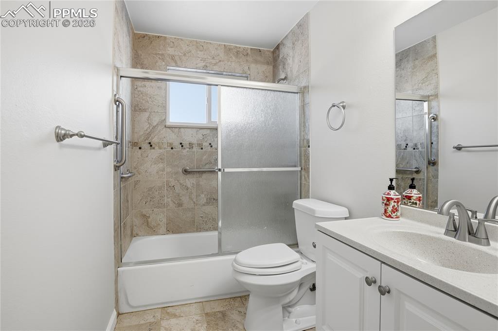 Image 7 of 21: Bathroom