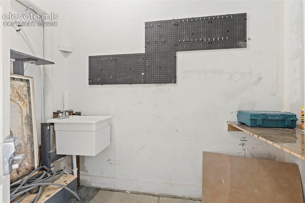 Image 19 of 22: Additional workshop accessible through garage