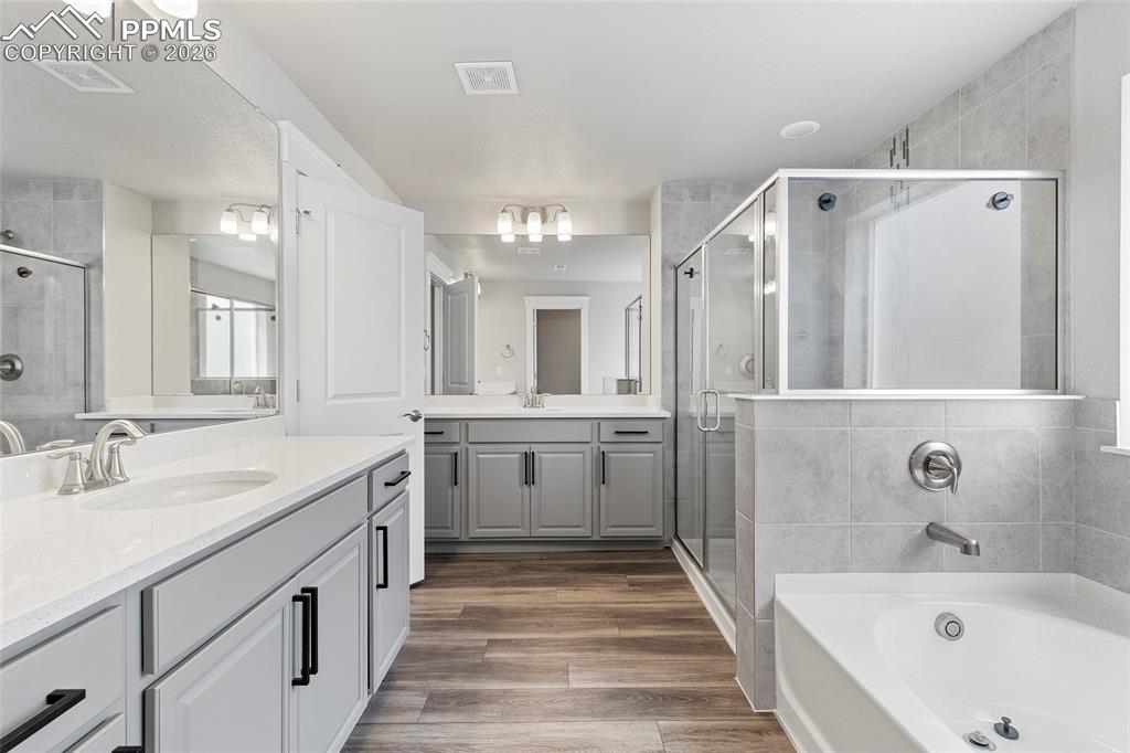 Image 12 of 50: Bathroom