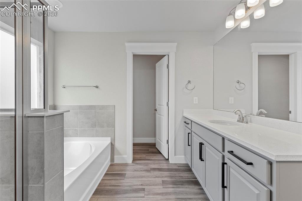 Image 13 of 50: Bathroom