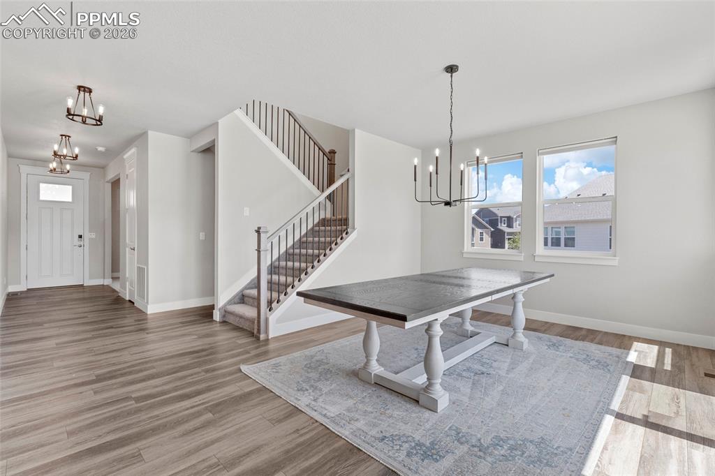 Image 15 of 50: Dining Area