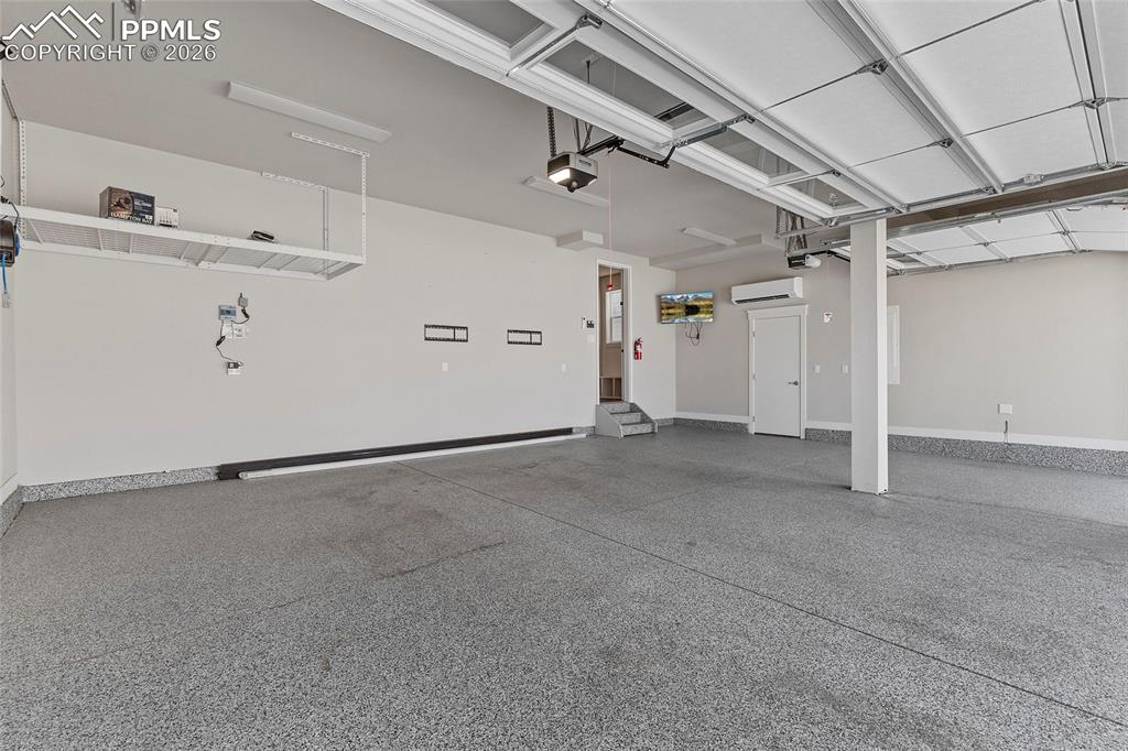 Image 21 of 50: Garage