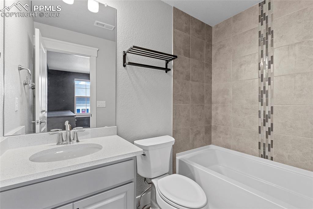 Image 31 of 50: Bathroom