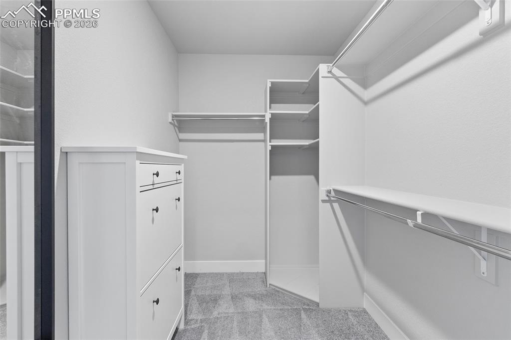 Image 37 of 50: Closet