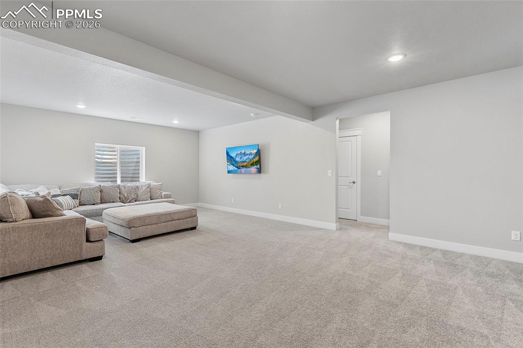 Image 40 of 50: Living Room