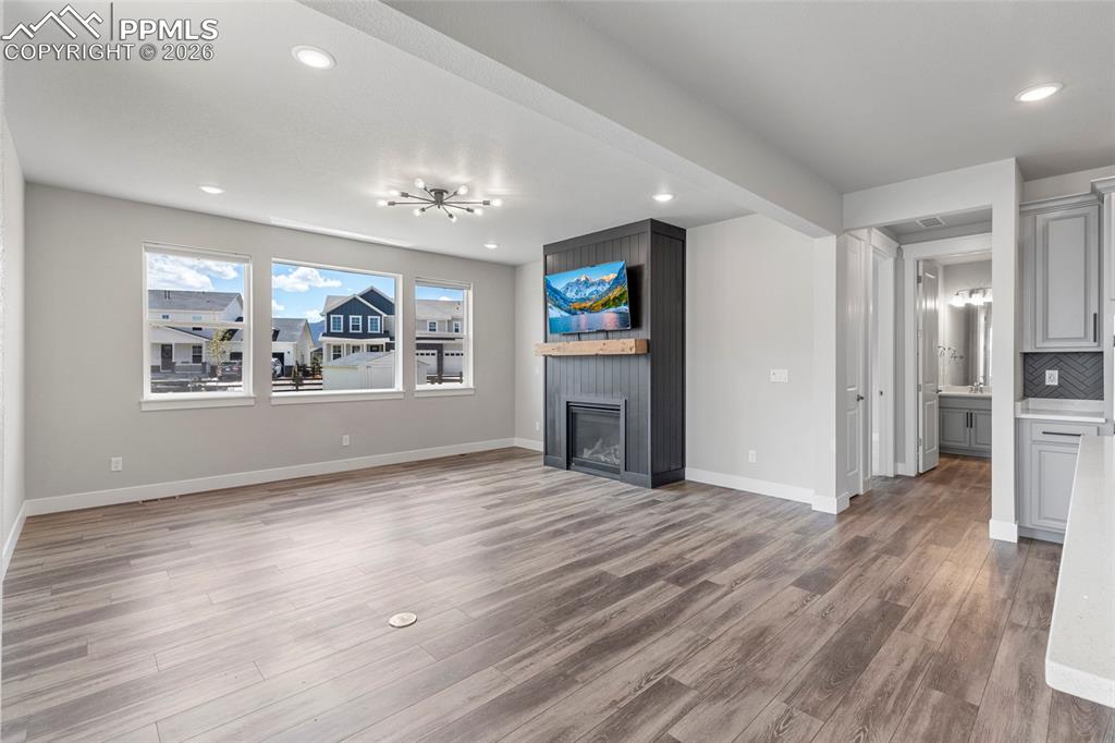 Image 5 of 50: Living Room