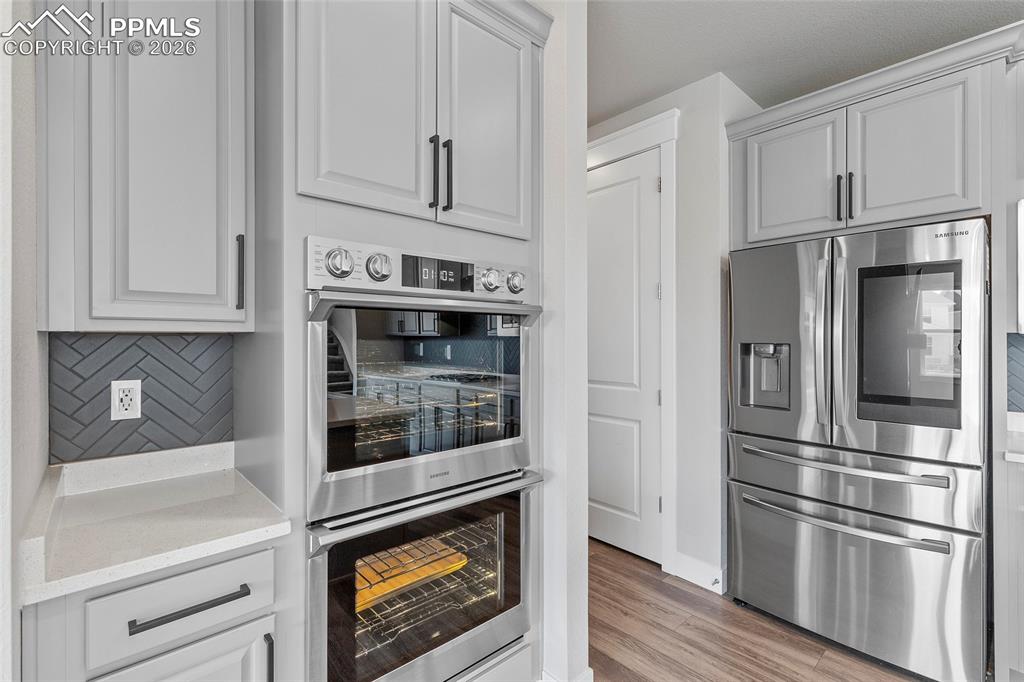 Image 6 of 50: Kitchen