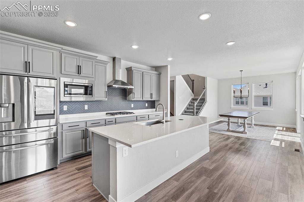 Image 7 of 50: Kitchen