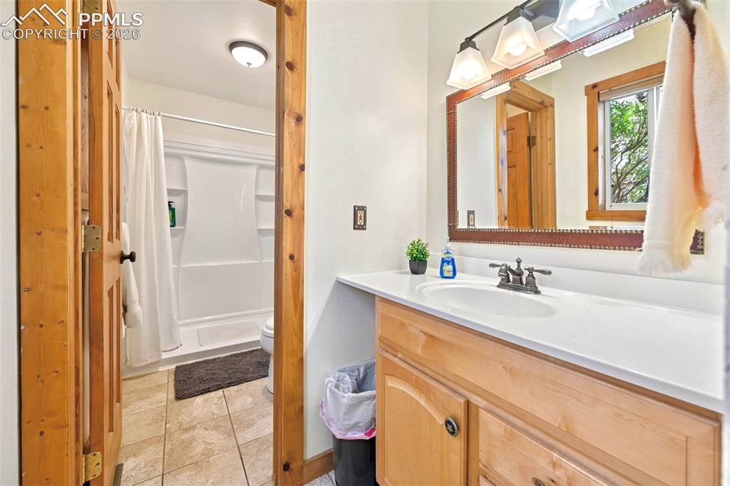 Image 14 of 34: Main Level Master Ensuite with four-piece master bathroom