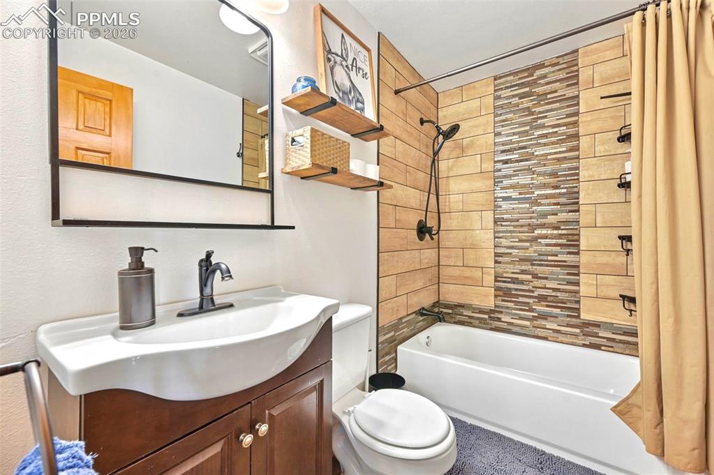 Image 15 of 34: Main Level Bath