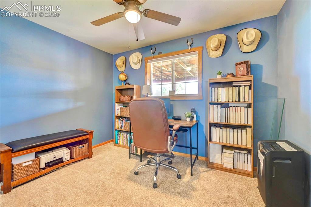 Image 18 of 34: Spacious office/bedroom 2