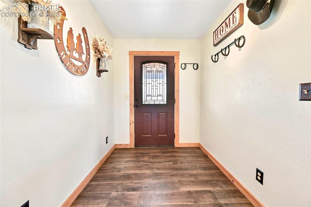 Image 3 of 34: Spacious entry