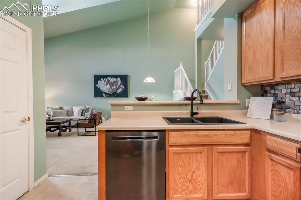 Image 19 of 50: Kitchen