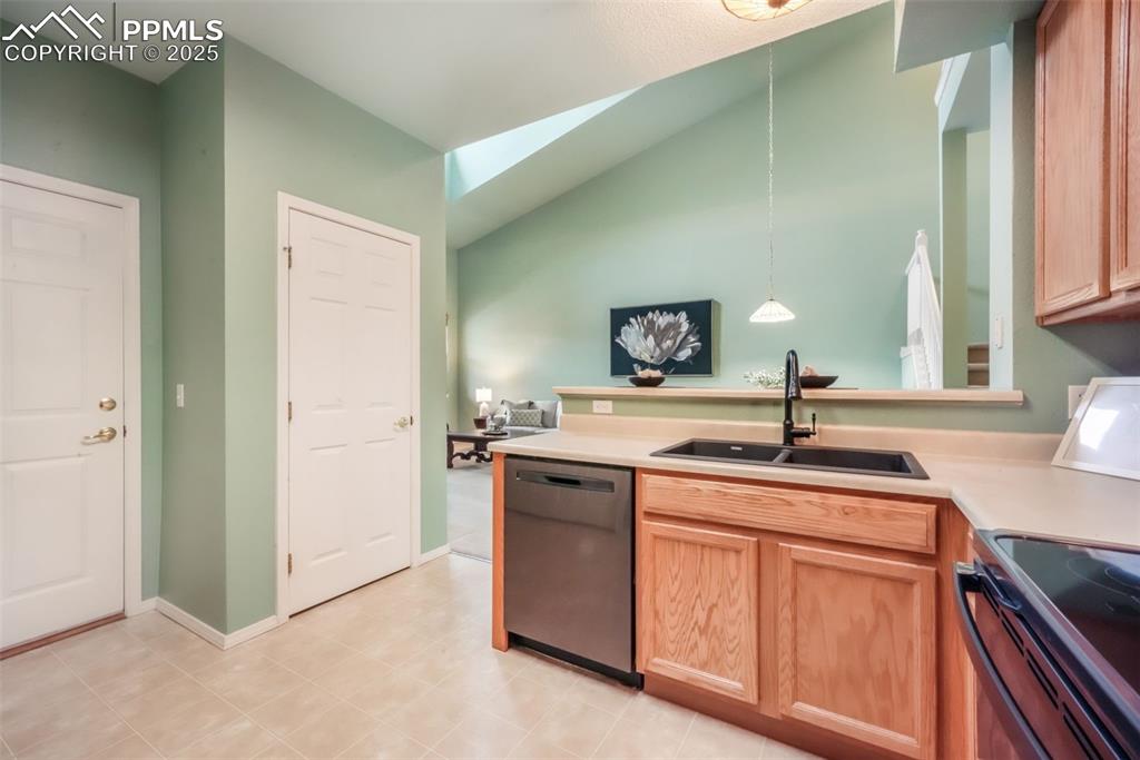 Image 21 of 50: Kitchen