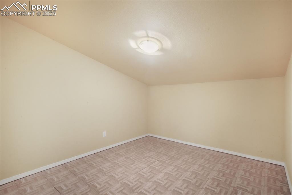 Image 42 of 50: Office