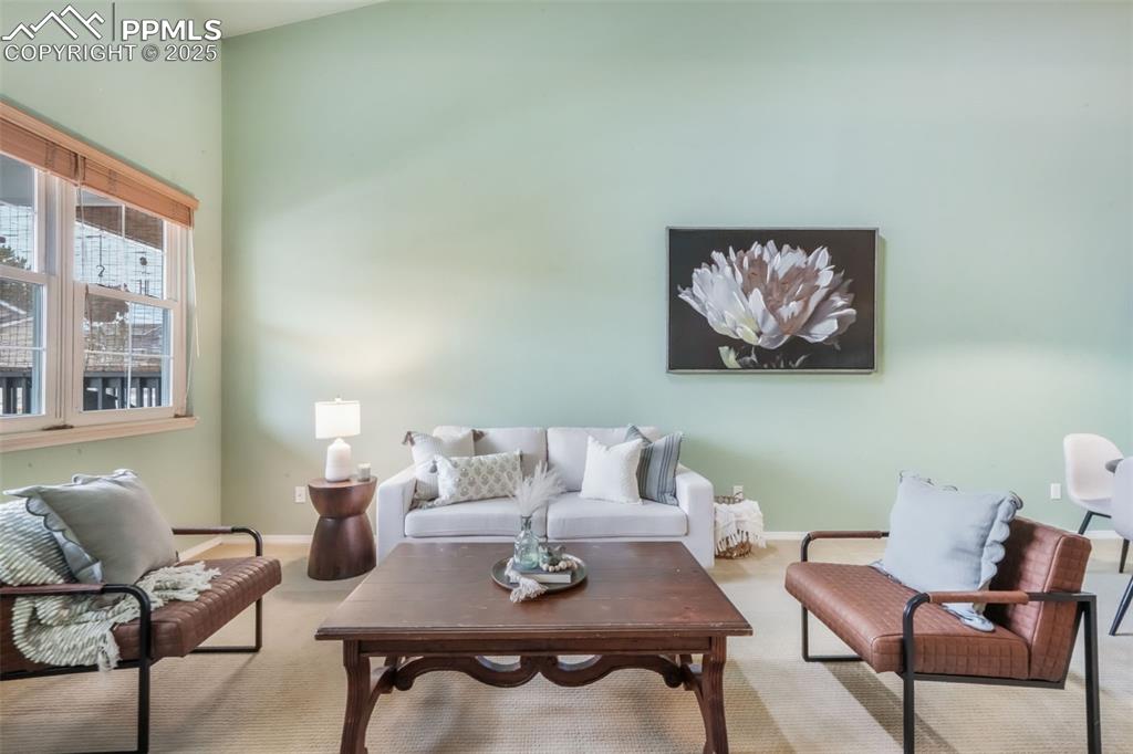 Image 7 of 50: Living Room