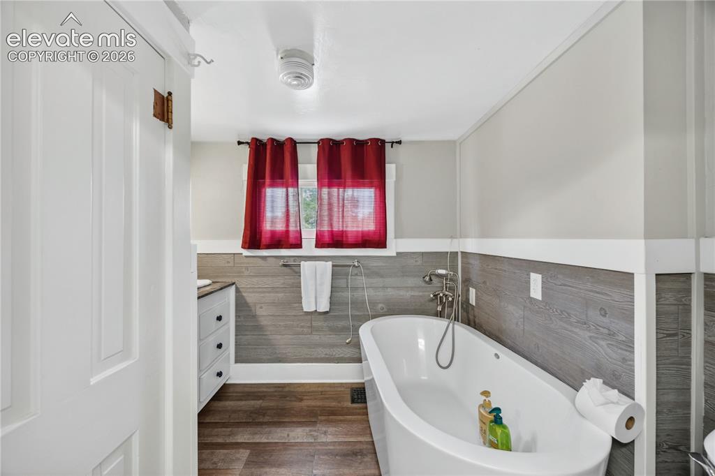 Image 15 of 37: Bathroom