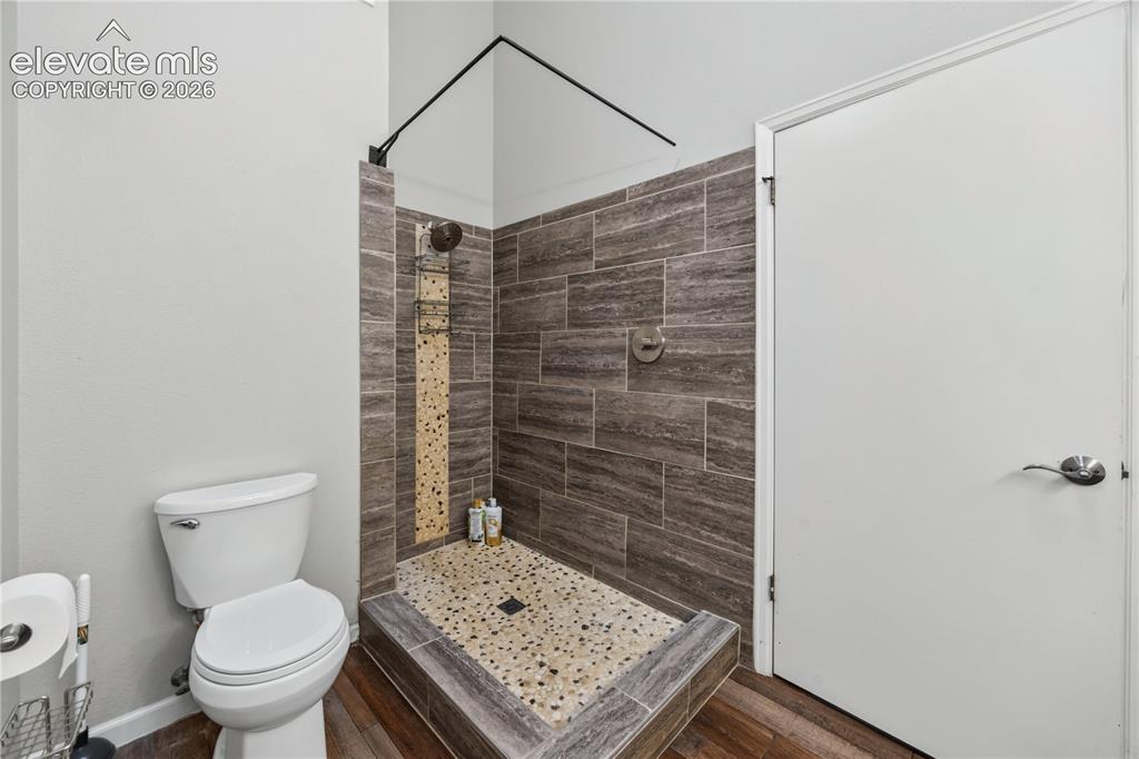Image 16 of 37: Bathroom