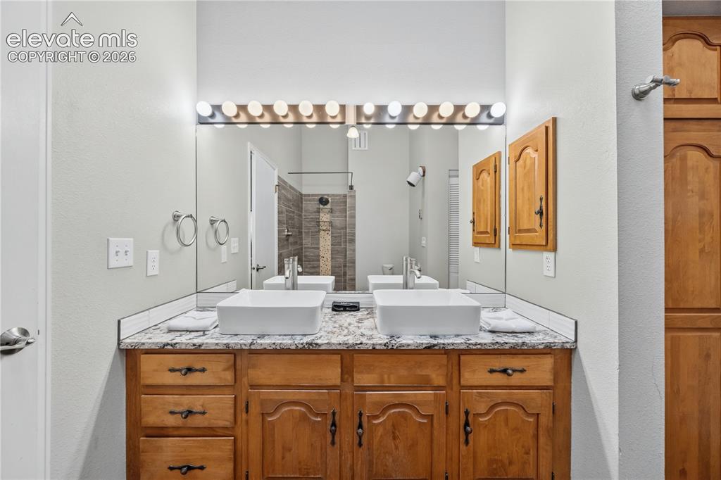 Image 19 of 37: Bathroom