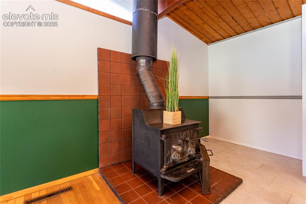 Image 11 of 40: Vaulted ceiling in living room / kitchen for added light.
