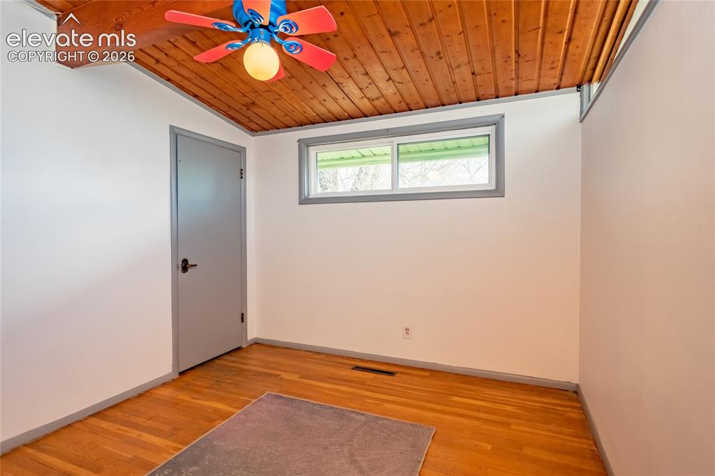 Image 25 of 40: Second bedroom