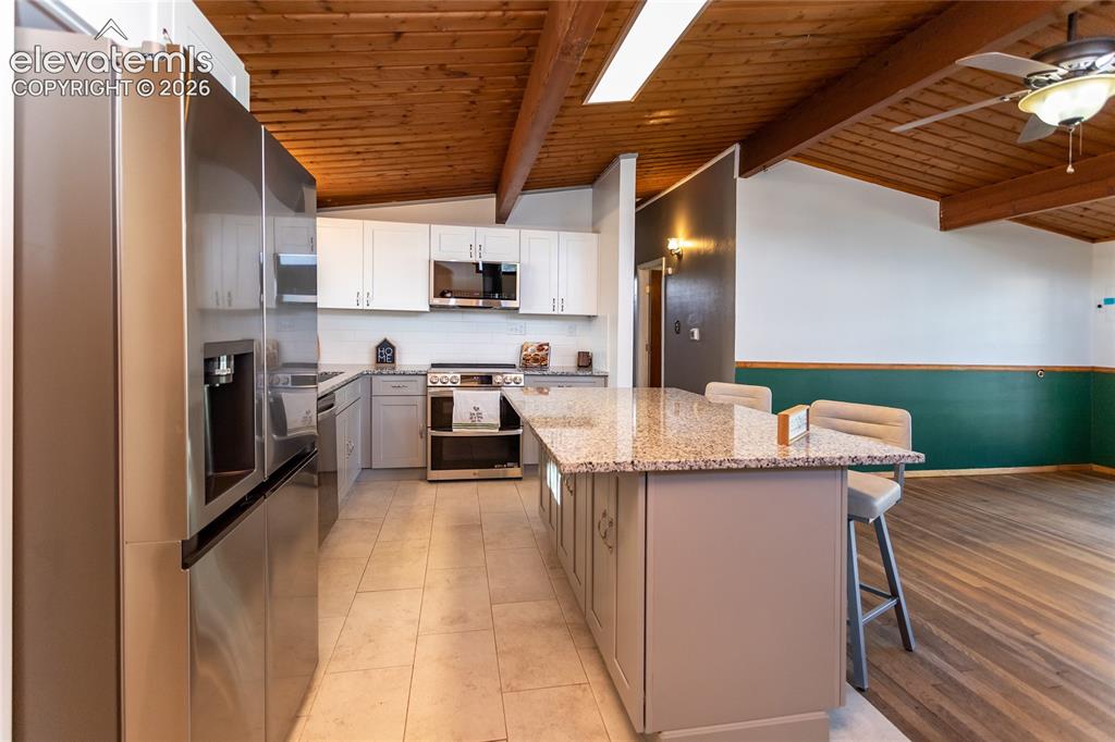 Image 7 of 40: Granite counter tops.