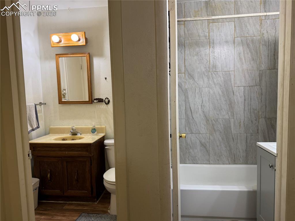 Image 17 of 21: Bathroom