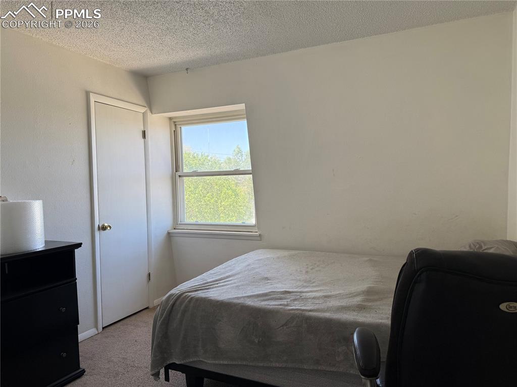 Image 18 of 21: Bedroom