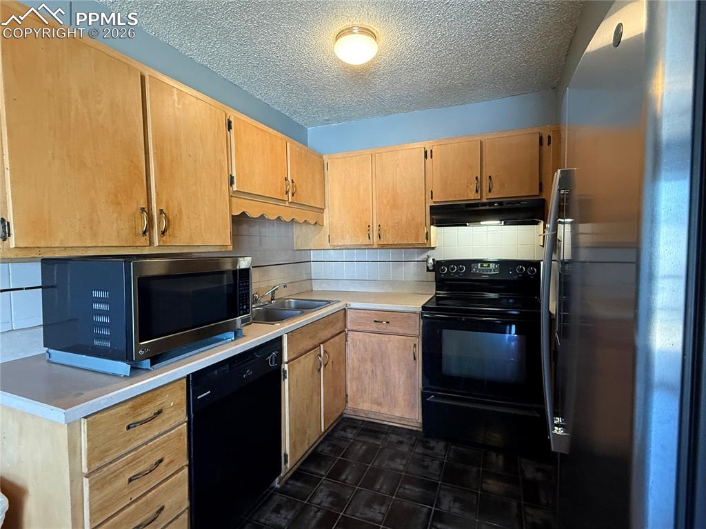 Image 6 of 21: Kitchen