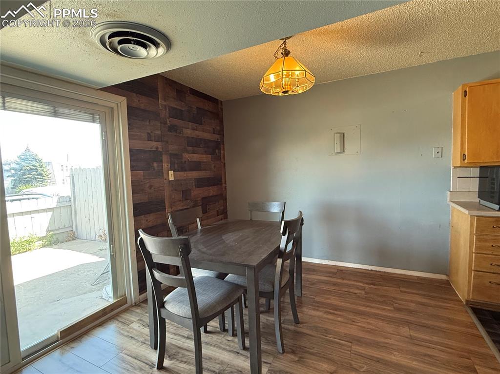 Image 7 of 21: Dining Area