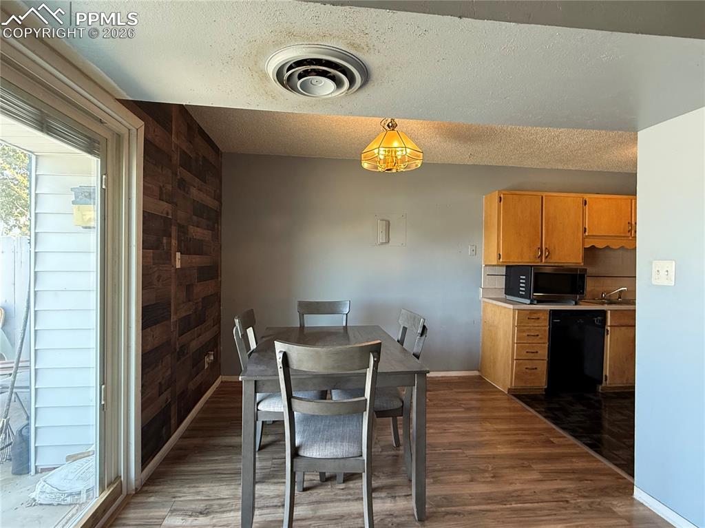 Image 8 of 21: Dining Area