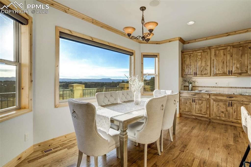 Image 10 of 46: Dining Area