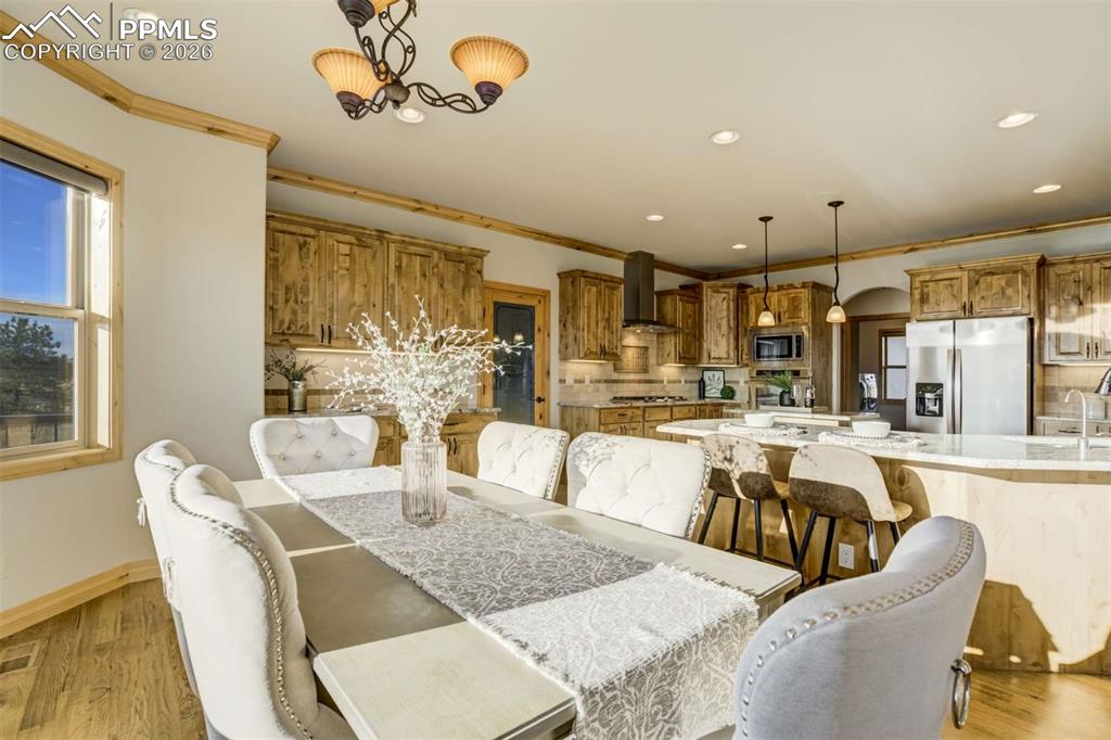 Image 11 of 46: Dining Area