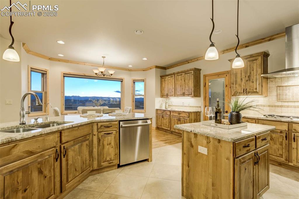 Image 14 of 46: Kitchen