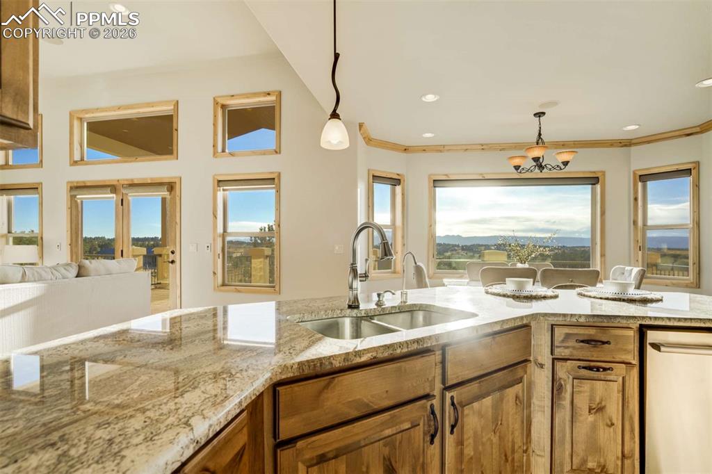 Image 15 of 46: Kitchen