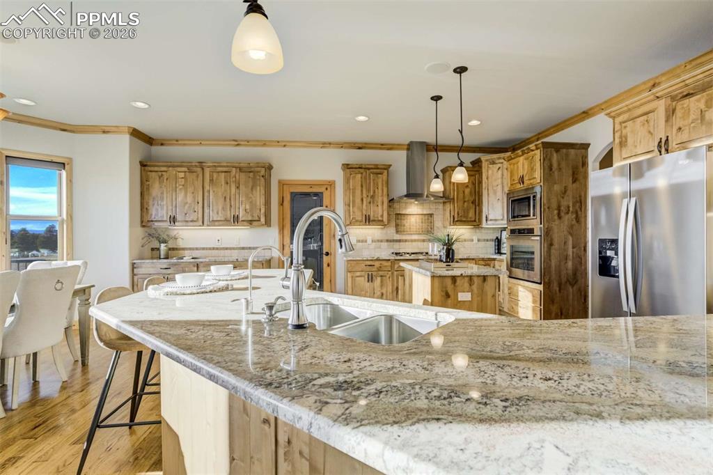 Image 16 of 46: Kitchen