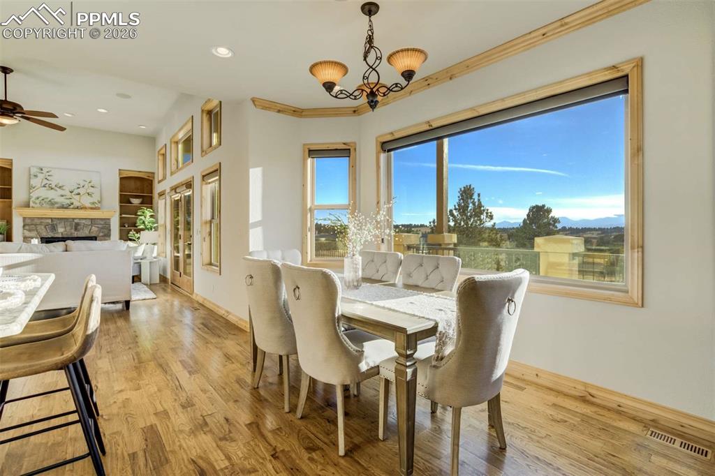 Image 17 of 46: Dining Area