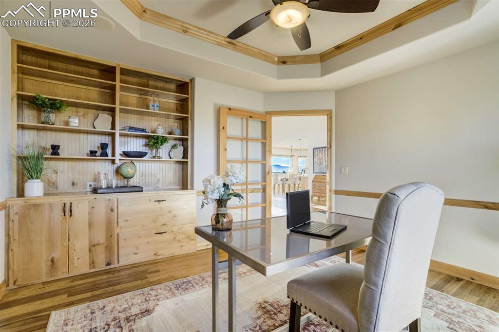 Image 25 of 46: Office